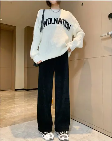 블랙 오버핏 와이드팬츠와 화이트 가디건 전신 코디 사진