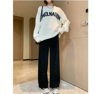 아이보리·블랙 톤 와이드팬츠와 가디건 전신 코디 사진