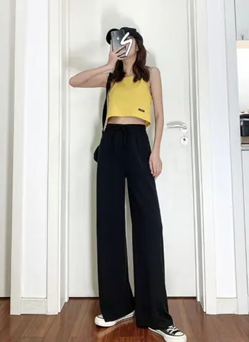 블랙 오버핏 와이드팬츠와 옐로우 나시 전신 코디 사진