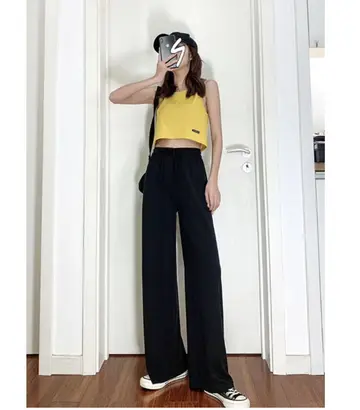블랙·그레이 톤 와이드팬츠와 나시 전신 코디 사진