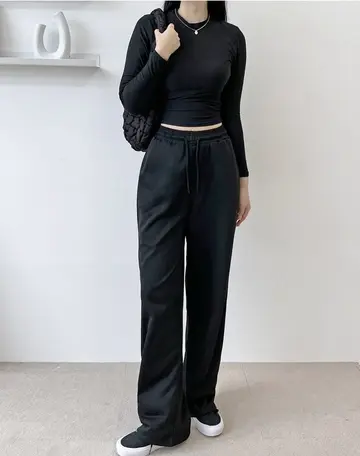 블랙·차콜 톤 조거팬츠와 긴팔티 전신 코디 사진