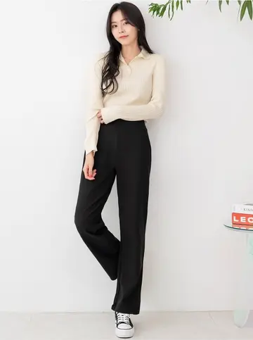 블랙 와이드팬츠와 아이보리 카라티 전신 코디 사진