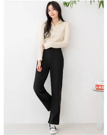 블랙·베이지 톤 와이드팬츠와 카라티 전신 코디 사진