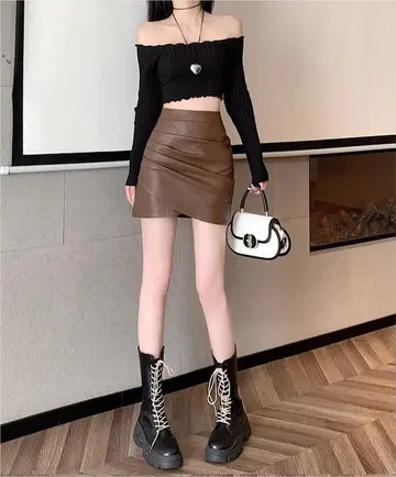 브라운 레더 스커트와 블랙 니트 전신 코디 사진