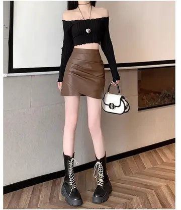 블랙·브라운 톤 레더 스커트와 니트 전신 코디 사진