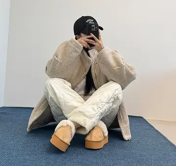 그레이·아이보리 톤 기모 패딩팬츠와 패딩 전신 코디 사진