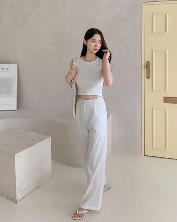 그레이·화이트 톤 슬랙스와 나시 전신 코디 사진