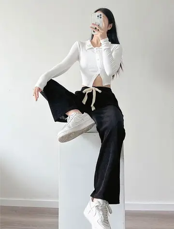 블랙 와이드팬츠와 화이트 가디건 전신 코디 사진