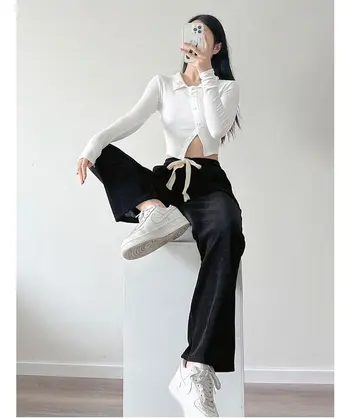 블랙·그레이 톤 와이드팬츠와 가디건 전신 코디 사진