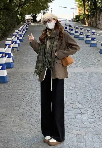 블랙 오버핏 기모팬츠와 코트 전신 코디 사진