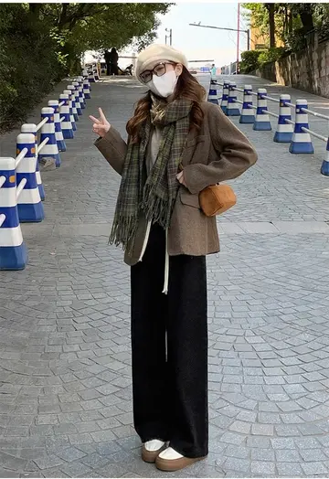 브라운·블랙 톤 기모팬츠와 코트 전신 코디 사진