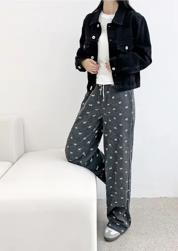 블랙·화이트 톤 와이드팬츠와 청자켓 전신 코디 사진