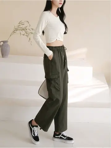 차콜·화이트 톤 와이드팬츠와 긴팔티 전신 코디 사진