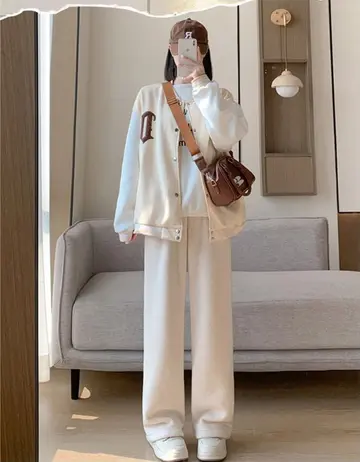베이지 오버핏 와이드팬츠와 블루종 전신 코디 사진