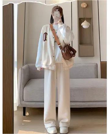 화이트·브라운 톤 와이드팬츠와 블루종 전신 코디 사진