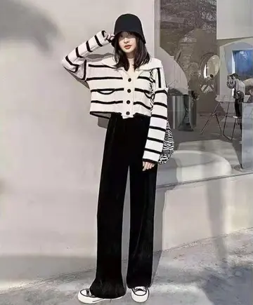 블랙 오버핏 와이드 기모팬츠와 스트라이프 니트 전신 코디 사진