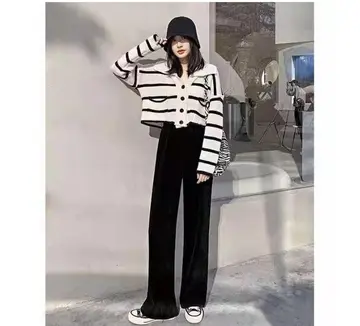 아이보리·블랙 톤 와이드 기모팬츠와 니트 전신 코디 사진
