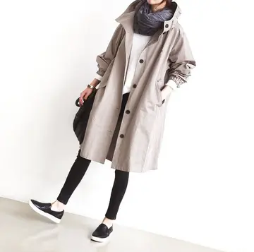 베이지 오버핏 트렌치코트와 후드티 전신 코디 사진