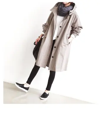 베이지·그레이 톤 트렌치코트와 후드티 전신 코디 사진