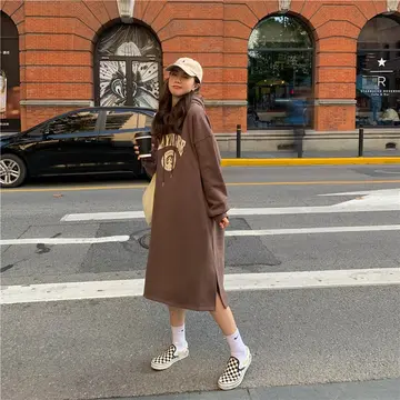 브라운·아이보리 톤 기모 롱원피스와 후드티 전신 코디 사진