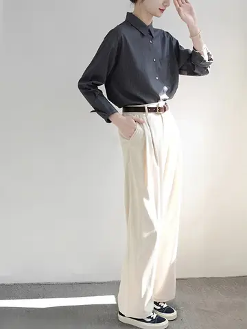 차콜 스트라이프 셔츠와 와이드팬츠 전신 코디 사진