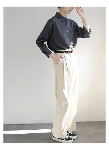 차콜·화이트 톤 스트라이프 셔츠와 와이드팬츠 전신 코디 사진