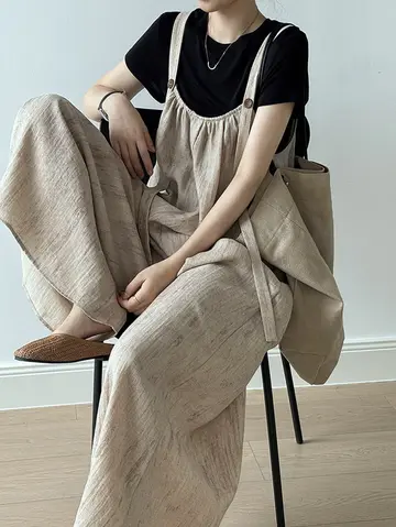 블랙·그레이 톤 와이드팬츠와 반팔티 전신 코디 사진