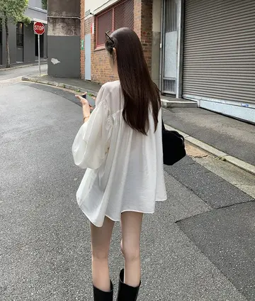 그레이·아이보리 톤 셔링 블라우스와 미니스커트 전신 코디 사진