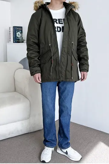 차콜·블랙 톤 야상과 후드티 전신 코디 사진
