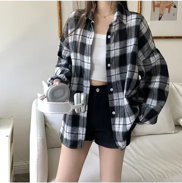 화이트·그레이 톤 체크 셔츠와 재킷 전신 코디 사진
