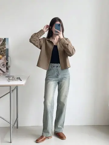 그레이·차콜 톤 크롭 셔츠와 재킷 전신 코디 사진
