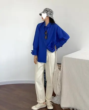 블루 오버핏 셔츠 전신 코디 사진