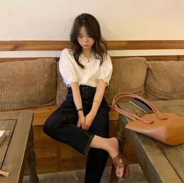 화이트 레이스 블라우스와 청바지 전신 코디 사진