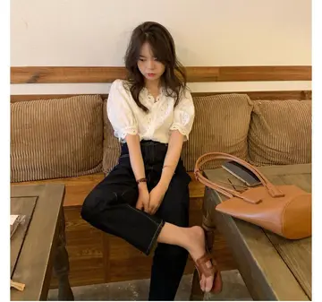 베이지·카멜 톤 레이스 블라우스와 청바지 전신 코디 사진
