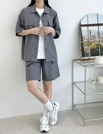 그레이 반바지와 그레이 재킷 전신 코디 사진