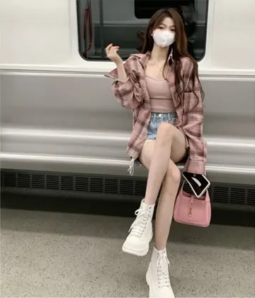 오버핏 체크 셔츠와 체크 집업 전신 코디 사진