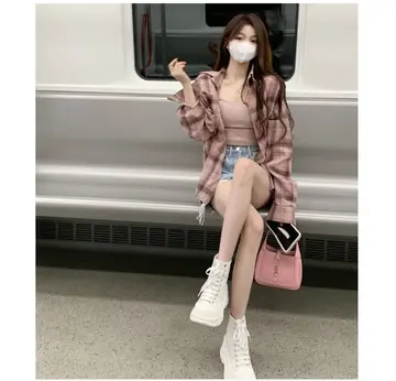 베이지·브라운 톤 체크 셔츠와 집업 전신 코디 사진