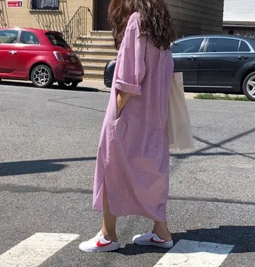 오버핏 블라우스와 스트라이프 셔츠원피스 전신 코디 사진