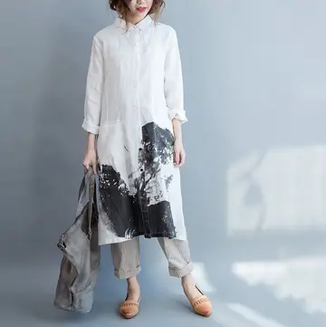 오버핏 셔츠와 화이트 재킷 전신 코디 사진
