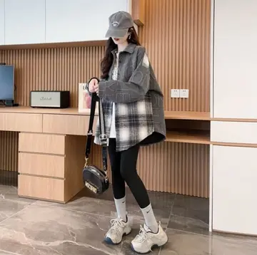 그레이 기모 셔츠와 체크 재킷 전신 코디 사진