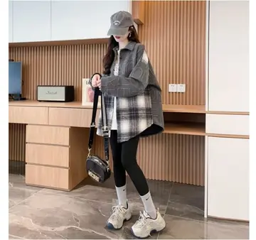 그레이·차콜 톤 기모 셔츠와 재킷 전신 코디 사진