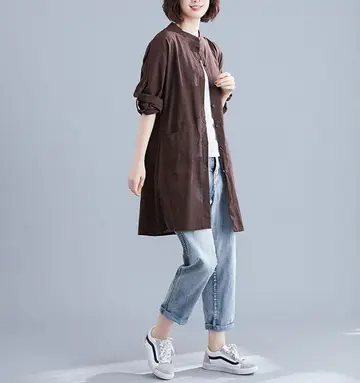 오버핏 린넨 셔츠와 브라운 코트 전신 코디 사진