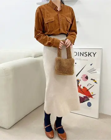 브라운·카키 톤 셔츠와 롱스커트 전신 코디 사진