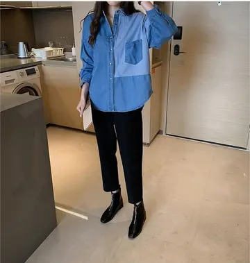 블루 오버핏 셔츠와 블랙 슬랙스 전신 코디 사진