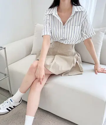 스트라이프 블라우스와 미니스커트 전신 코디 사진
