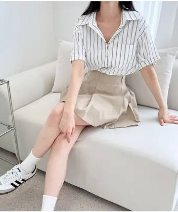 카멜·그레이 톤 스트라이프 블라우스와 미니스커트 전신 코디 사진