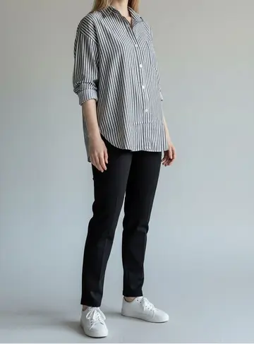 스트라이프 오버핏 블라우스와 블랙 슬랙스 전신 코디 사진