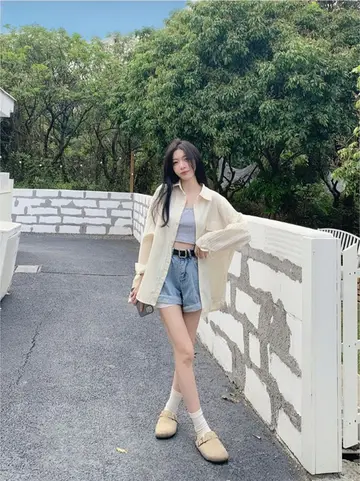 스카이블루·그레이 톤 블라우스와 반바지 전신 코디 사진