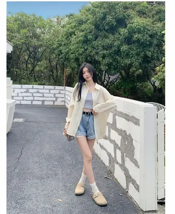 스카이블루·그레이 톤 블라우스와 반바지 전신 코디 사진