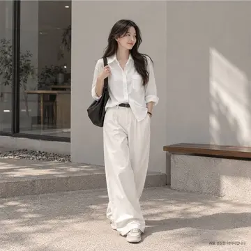 아이보리·블랙 톤 블라우스와 와이드팬츠 전신 코디 사진